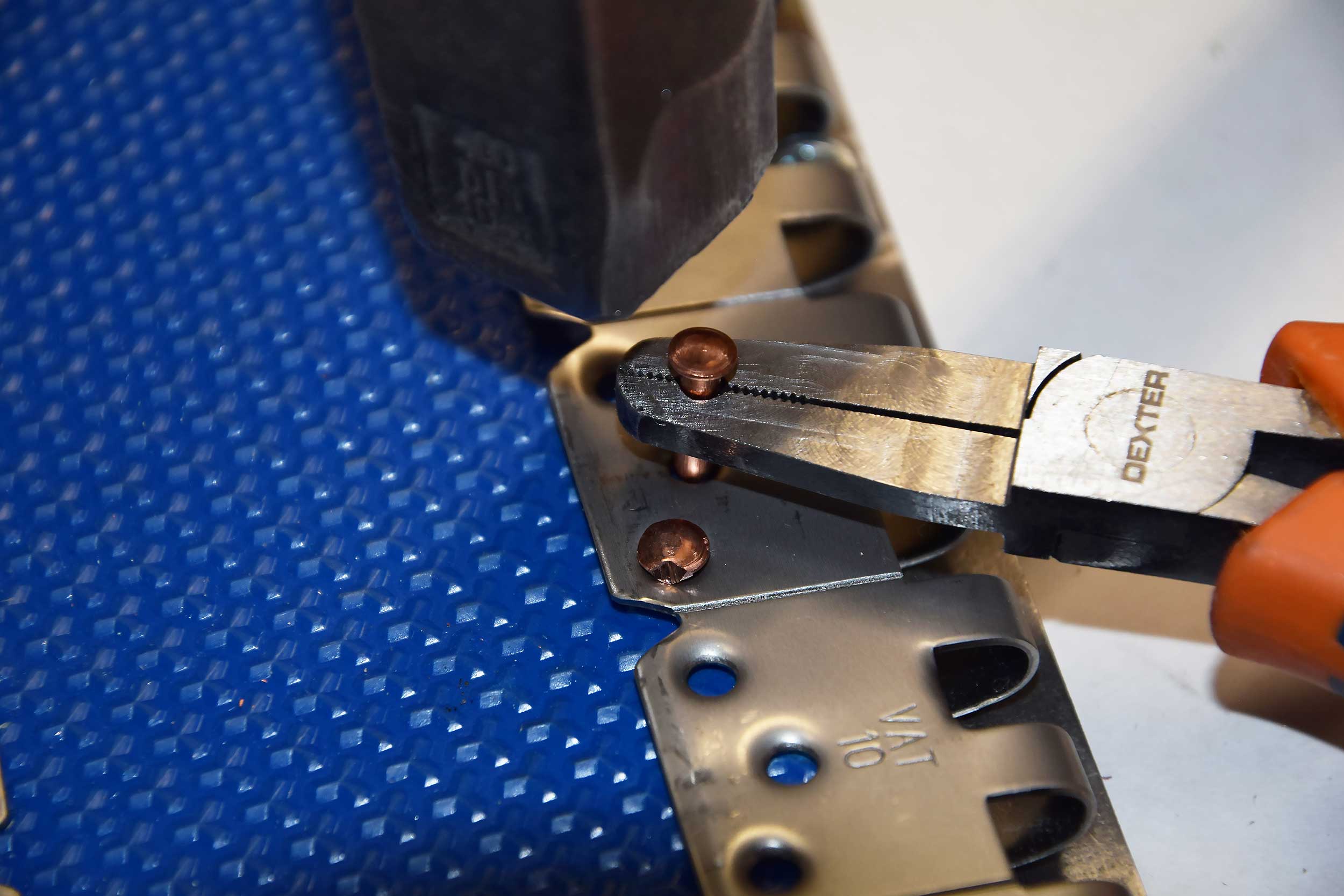 NAIL-HOLDING PLIER AT 05